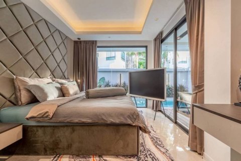 Chalet de 5 dormitorios en Pattaya, Tailandia № 132575 - foto 6