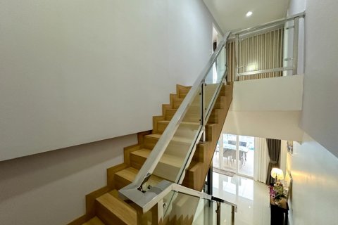 Casa de 5 dormitorios en Pattaya, Tailandia № 119493 - foto 23