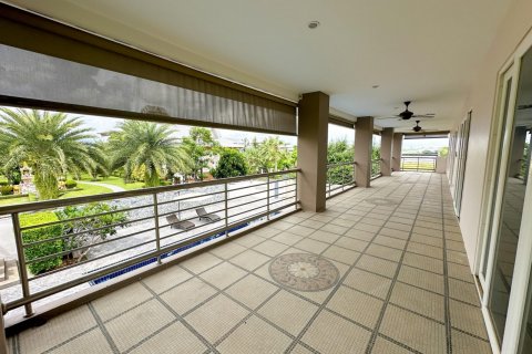 Casa de 5 dormitorios en Pattaya, Tailandia № 119493 - foto 12