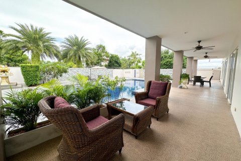 Casa de 5 dormitorios en Pattaya, Tailandia № 119493 - foto 15