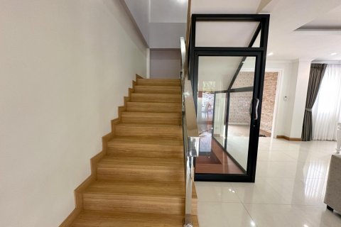 Casa de 5 dormitorios en Pattaya, Tailandia № 119493 - foto 25