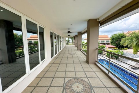 Casa de 5 dormitorios en Pattaya, Tailandia № 119493 - foto 8