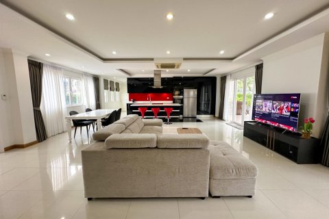 Casa de 5 dormitorios en Pattaya, Tailandia № 119493 - foto 19