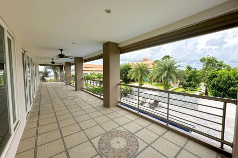 Casa de 5 dormitorios en Pattaya, Tailandia № 119493 - foto 11