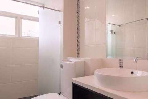 Condominio de 2 dormitorios en Bang Rak, Bangkok, Tailandia № 76724 - foto 10