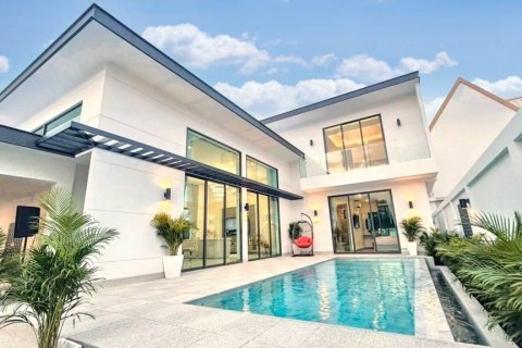 Chalet de 4 dormitorios en Pattaya, Tailandia № 124662 - foto 2