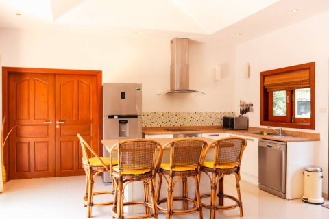 Chalet de 5 dormitorios en Hua Hin, Tailandia № 124657 - foto 8