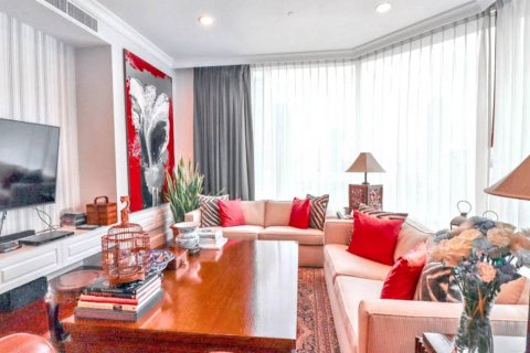 Condo in Bangkok, Thailand, 3 bedrooms № 124479 - photo 2