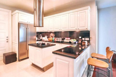 Condo in Bangkok, Thailand, 3 bedrooms № 124479 - photo 6
