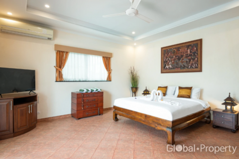Casa de 6 dormitorios en Pattaya, Tailandia № 100822 - foto 9