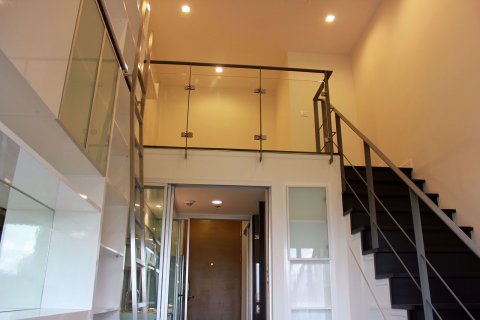 Dúplex de 1 dormitorio en Khlong Toei, Bangkok, Tailandia № 76351 - foto 4