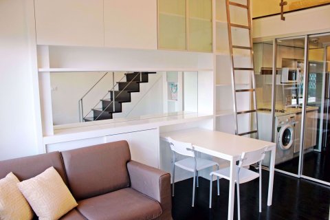 Dúplex de 1 dormitorio en Khlong Toei, Bangkok, Tailandia № 76351 - foto 2