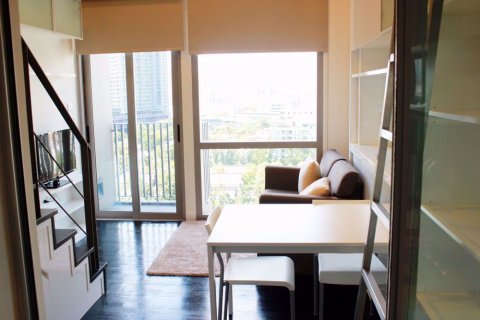 Dúplex de 1 dormitorio en Khlong Toei, Bangkok, Tailandia № 76351 - foto 3