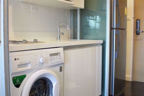 Dúplex de 1 dormitorio en Khlong Toei, Bangkok, Tailandia № 76351 - foto 5