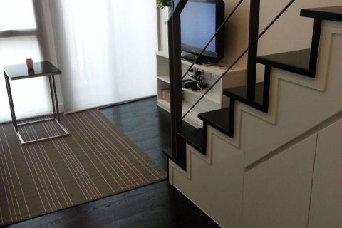 Dúplex de 1 dormitorio en Khlong Toei, Bangkok, Tailandia № 76352 - foto 4