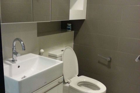 Dúplex de 1 dormitorio en Khlong Toei, Bangkok, Tailandia № 76352 - foto 7