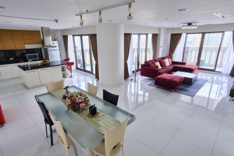 Condominio de 2 dormitorios en Bang Rak, Bangkok, Tailandia № 80827 - foto 2