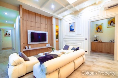 Casa de 3 dormitorios en Pattaya, Tailandia № 81817 - foto 2