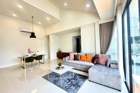 Casa de 4 dormitorios en Bang Lamung, Tailandia № 125624 - foto 14
