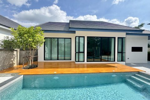 Casa de 4 dormitorios en Bang Lamung, Tailandia № 125624 - foto 2