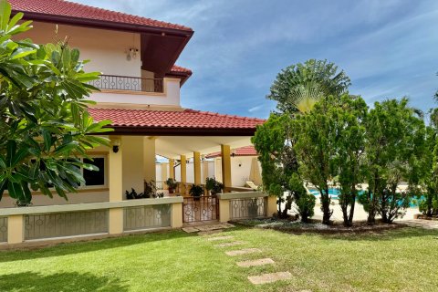 Casa de 4 dormitorios en Sattahip, Tailandia № 132199 - foto 3