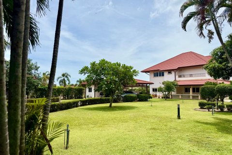 Casa de 4 dormitorios en Sattahip, Tailandia № 132199 - foto 2