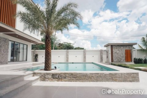 Casa de 7 dormitorios en Pattaya, Tailandia № 121079 - foto 4