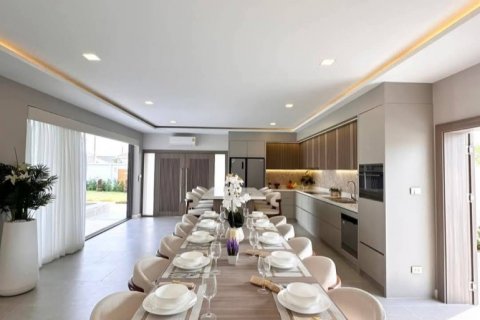 Casa de 7 dormitorios en Pattaya, Tailandia № 121079 - foto 15