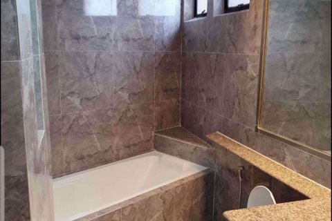 Condominio de 3 dormitorios en Khlong Toei, Bangkok, Tailandia № 76944 - foto 11