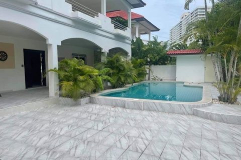 Casa de 4 dormitorios en Pattaya, Tailandia № 75978 - foto 2
