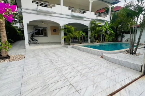 House in Pattaya, Thailand 4 bedrooms № 75978