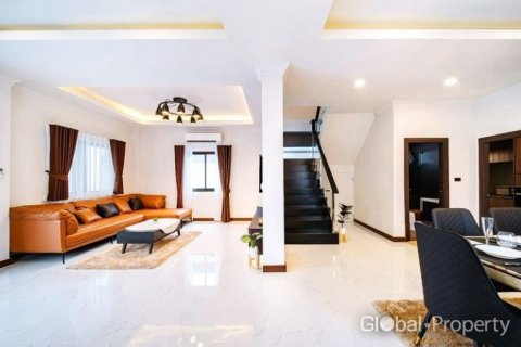 Casa de 3 dormitorios en Pattaya, Tailandia № 124181 - foto 11