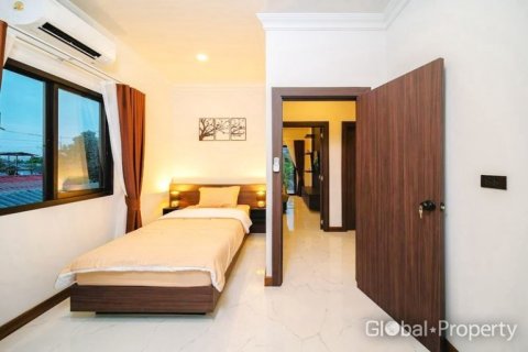 Casa de 3 dormitorios en Pattaya, Tailandia № 124181 - foto 16