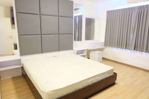 Casa de 3 dormitorios en Phra Khanong, Bangkok, Tailandia № 76556 - foto 4
