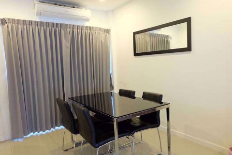 Casa de 3 dormitorios en Phra Khanong, Bangkok, Tailandia № 76556 - foto 2