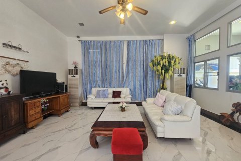 House in Pattaya, Thailand 5 bedrooms № 125057 - photo 9