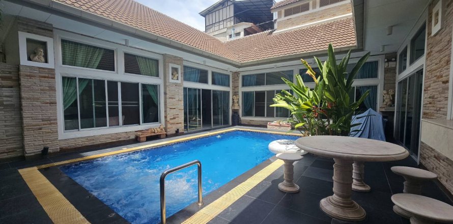 House in Pattaya, Thailand 5 bedrooms № 125057