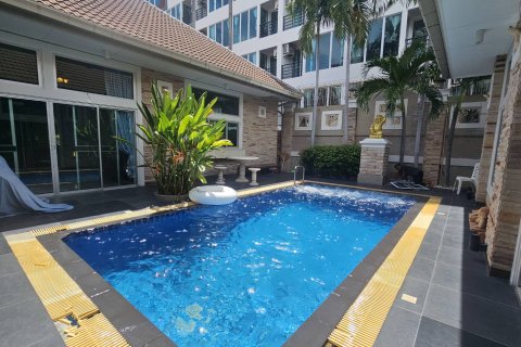 House in Pattaya, Thailand 5 bedrooms № 125057 - photo 5