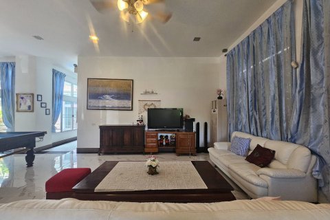 House in Pattaya, Thailand 5 bedrooms № 125057 - photo 6