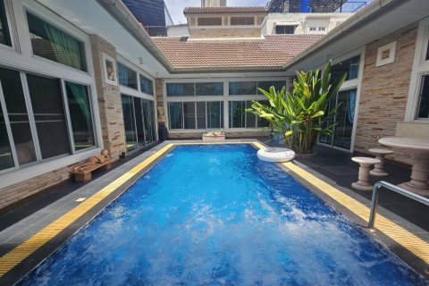 House in Pattaya, Thailand 5 bedrooms № 125057 - photo 4
