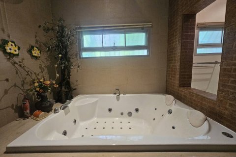 House in Pattaya, Thailand 5 bedrooms № 125057 - photo 24
