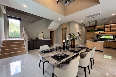 Casa de 4 dormitorios en Pattaya, Tailandia № 125059 - foto 16
