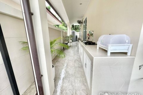 Casa de 6 dormitorios en Pattaya, Tailandia № 100804 - foto 23