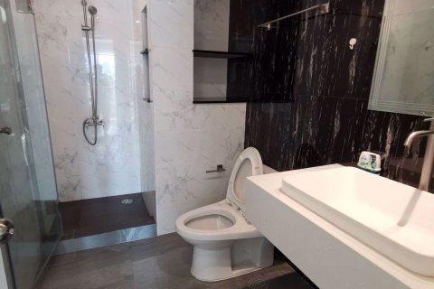 Condominio de 2 dormitorios en Khlong Toei, Bangkok, Tailandia № 76015 - foto 17