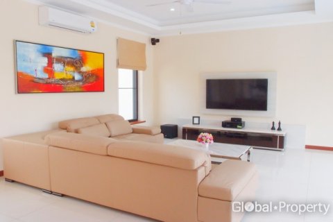Casa de 4 dormitorios en Pattaya, Tailandia № 100723 - foto 5