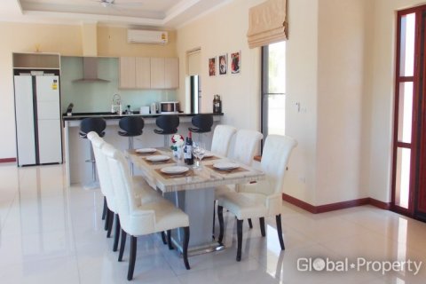 Casa de 4 dormitorios en Pattaya, Tailandia № 100723 - foto 6
