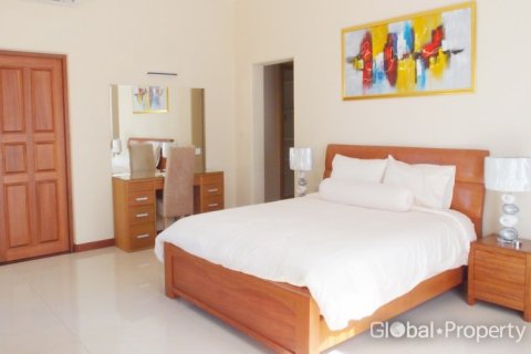 Casa de 4 dormitorios en Pattaya, Tailandia № 100723 - foto 8