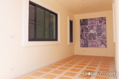 Casa de 4 dormitorios en Pattaya, Tailandia № 100723 - foto 16