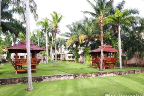 Casa de 4 dormitorios en Pattaya, Tailandia № 100723 - foto 22