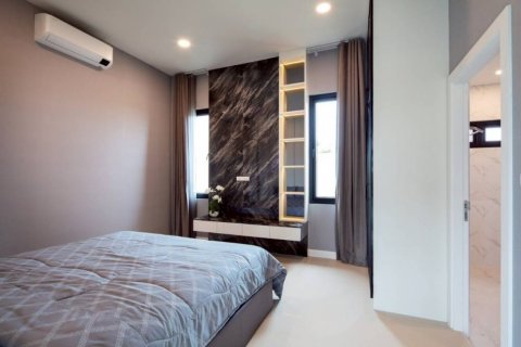 Chalet de 3 dormitorios en Pattaya, Tailandia № 132790 - foto 4